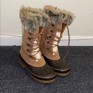 Snow boots